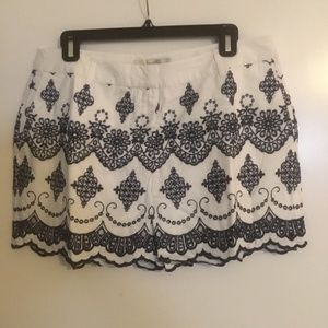 Boden Navy blue embroidered white shorts NWT
